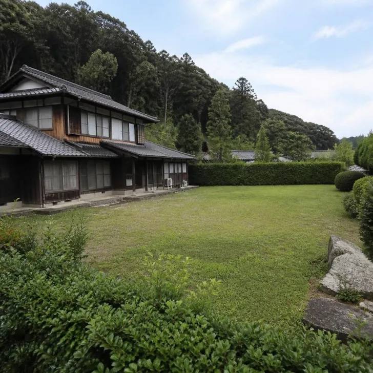 親の家の広い庭(イメージ)