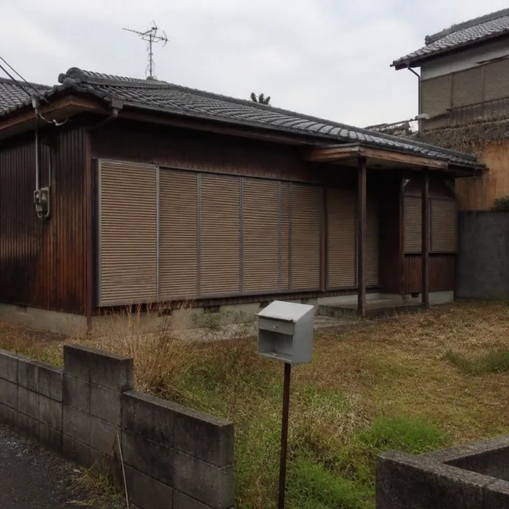 空いた古い木造の貸家(イメージ)