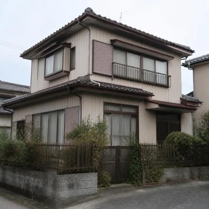 築年数のたった二階建ての戸建て(イメージ)