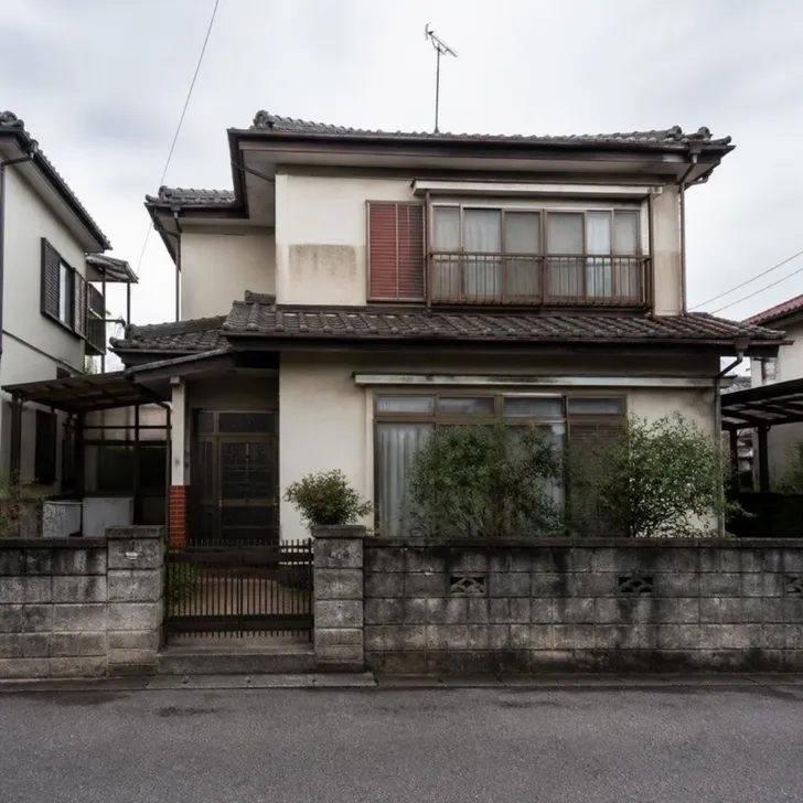 築年数のたった二階建ての家(イメージ)